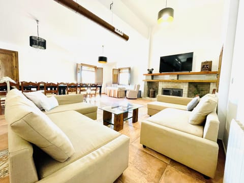 Communal lounge/ TV room, TV and multimedia, Living room, air conditioner