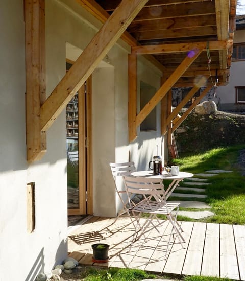 Property building, Patio, Day, Balcony/Terrace