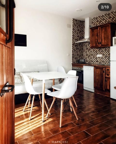 Kitchen or kitchenette, Dining area