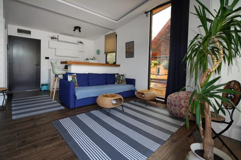 TV and multimedia, Living room, Seating area, air conditioner