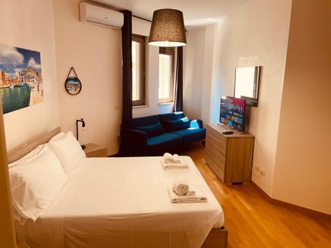 TV and multimedia, Photo of the whole room, Bedroom, towels, air conditioner