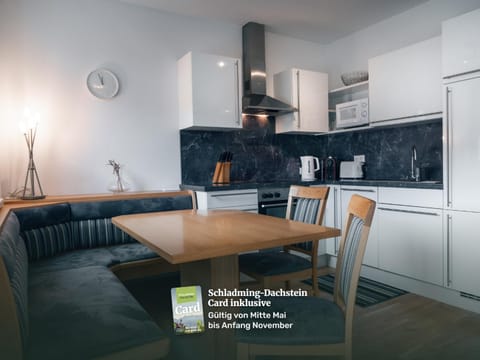 Coffee/tea facilities, Kitchen or kitchenette, Dining area, toaster