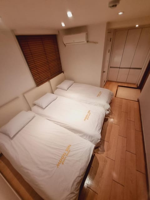 Bed, Photo of the whole room, Decorative detail, Decorative detail
