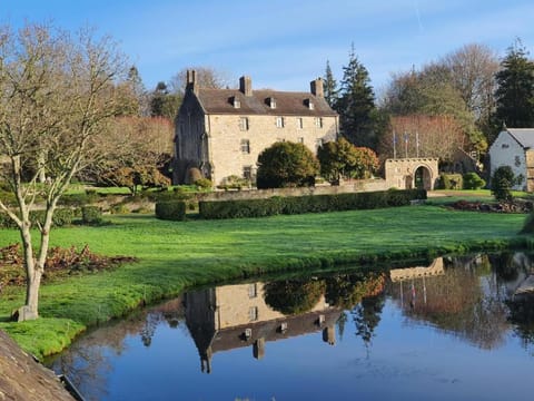 Property building, Day, Natural landscape, Garden, Garden view, Lake view, Landmark view, River view