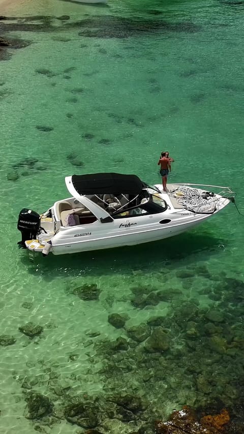 Passeios de lancha em Angra dos Reis Docked boat in Angra dos Reis
