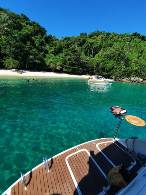 Passeios de lancha em Angra dos Reis Docked boat in Angra dos Reis