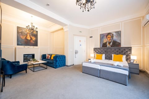 TV and multimedia, Living room, Seating area, Bedroom