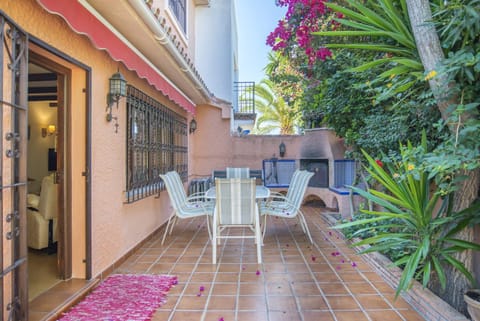 Property building, Balcony/Terrace, Living room