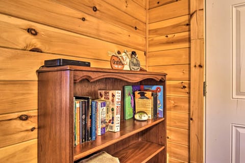 Rural Cabin Hideaway with Fire Pit and Mtn Views! Cabin in Shenandoah Valley