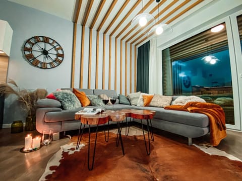 Balcony/Terrace, Kitchen or kitchenette, Living room, Seating area, Mountain view