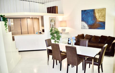 Communal lounge/ TV room, Seating area, Dining area, air conditioner