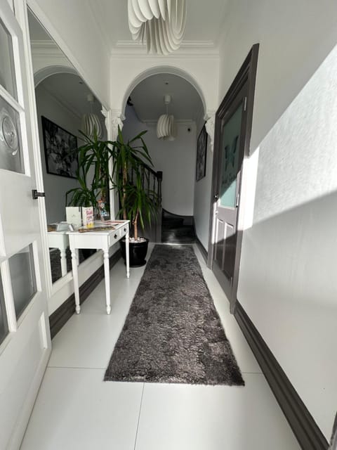 Green Corner Villa - Walls Hill - Cosy Luxury Apartment in Central Torquay with Free Parking & EV Apartment in Torquay