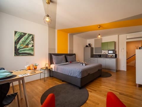 Bed, Coffee/tea facilities, Kitchen or kitchenette, Photo of the whole room, Decorative detail, Seating area, Dining area, Bedroom, dishwasher, microwave, toaster, towels