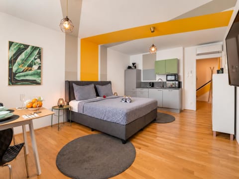 Bed, Kitchen or kitchenette, Photo of the whole room, Dining area, Bedroom