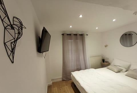 Bed, TV and multimedia, Bedroom