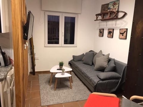 Bed, TV and multimedia, Living room