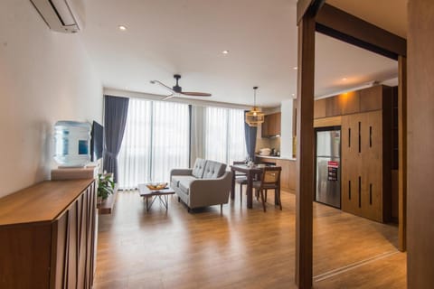 TV and multimedia, Living room, Photo of the whole room, Seating area, Dining area, Meals, air conditioner
