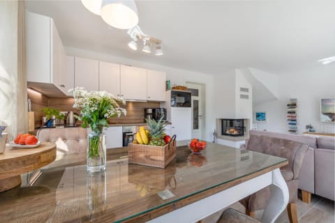 Kitchen or kitchenette, Dining area, minibar, pet friendly