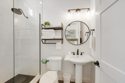 Shower, Toilet, Bathroom, towels