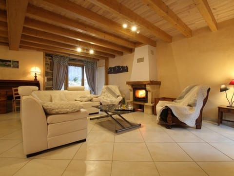 Gîte spacieux avec terrasse surplombant rivière, idéale pour pêche et sports d’eau, tout inclus - FR-1-582-17 House in Auvergne-Rhône-Alpes