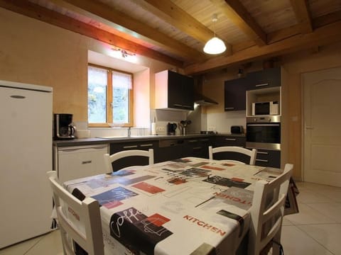 Gîte spacieux avec terrasse surplombant rivière, idéale pour pêche et sports d’eau, tout inclus - FR-1-582-17 House in Auvergne-Rhône-Alpes