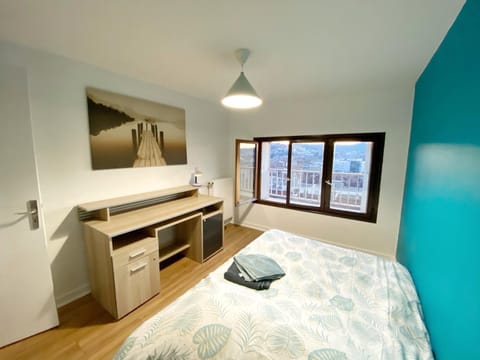 Bed, Day, Photo of the whole room, Decorative detail, Decorative detail, Bedroom, heating, internet, towels