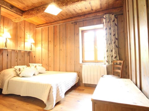 Charmante Maison de Ferme avec Cour Fermée, Proche Loisirs et Nature - FR-1-582-191 House in Auvergne-Rhône-Alpes