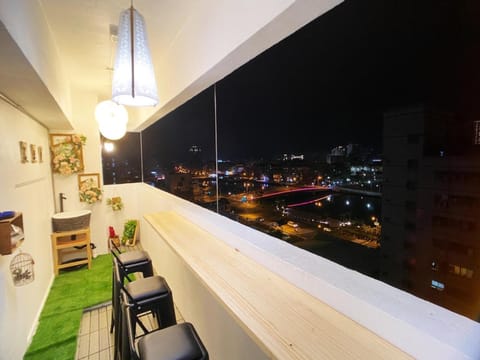 Night, View (from property/room), City view
