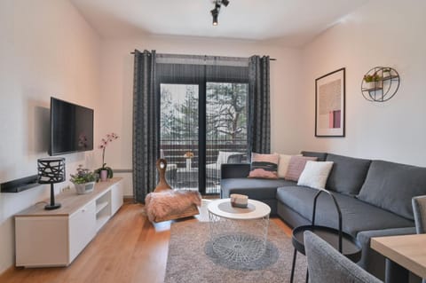 Communal lounge/ TV room, TV and multimedia, Living room, Seating area, Evening entertainment