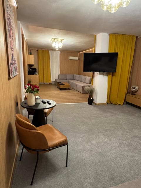 Communal lounge/ TV room, Bed, TV and multimedia, Kitchen or kitchenette, Living room, Photo of the whole room, Seating area, Evening entertainment, Bedroom