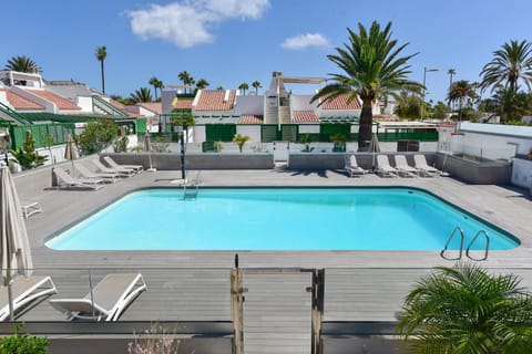 Day, Swimming pool, sunbed