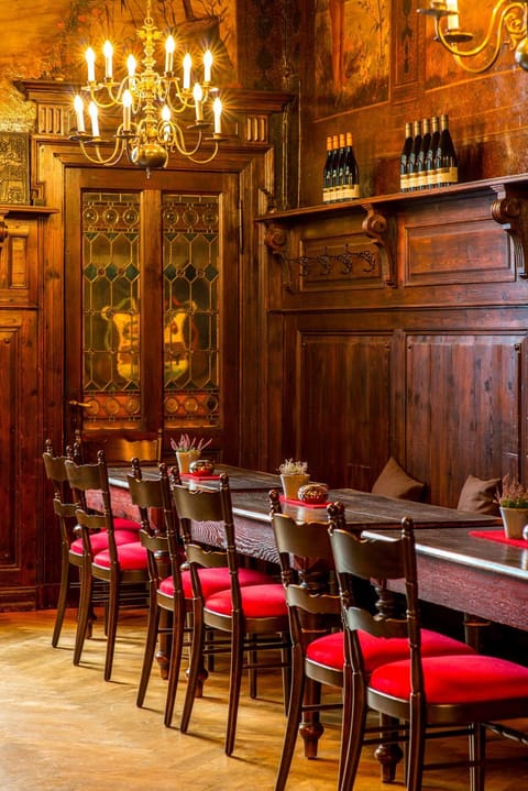 Restaurant/places to eat, Restaurant/places to eat, Lounge or bar, Lounge or bar, Banquet/Function facilities, Seating area