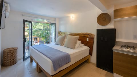 Toilet, Bed, TV and multimedia, Balcony/Terrace, Kitchen or kitchenette, hair dryier, microwave, towels, wardrobe, washing machine, dryer