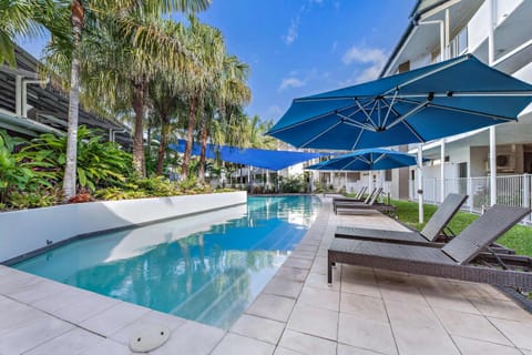 Property building, Garden view, Swimming pool, sunbed