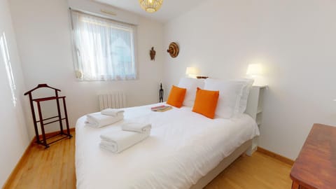 Photo of the whole room, Bedroom