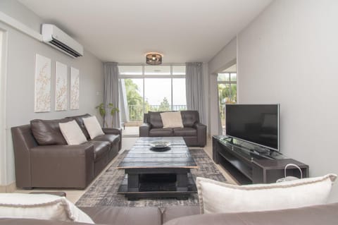 Communal lounge/ TV room, TV and multimedia, Living room, Seating area, Evening entertainment, air conditioner