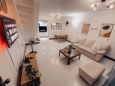 TV and multimedia, Living room, Seating area, Evening entertainment, fireplace