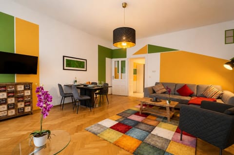 TV and multimedia, Living room, Seating area, Dining area