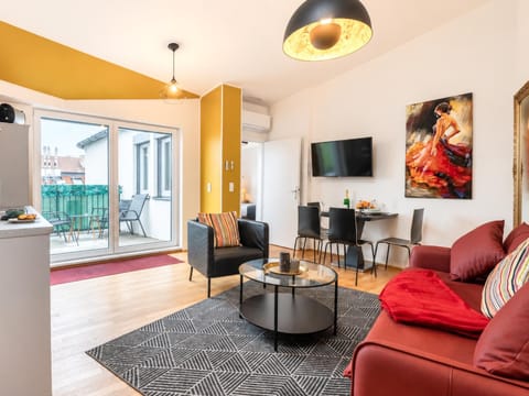 Communal lounge/ TV room, TV and multimedia, Living room, Seating area, Dining area