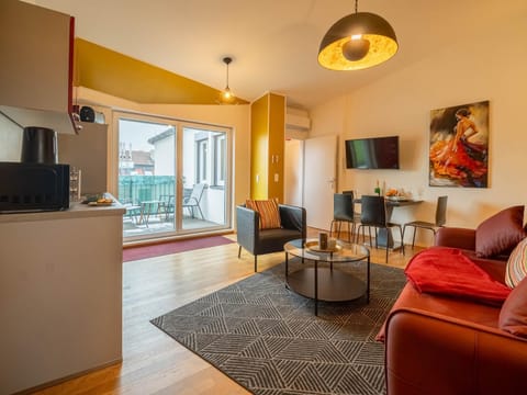 TV and multimedia, Coffee/tea facilities, Balcony/Terrace, Kitchen or kitchenette, Living room, Photo of the whole room, Decorative detail, Seating area, Dining area, dishwasher, microwave, toaster