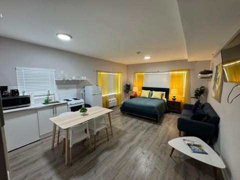 Bed, TV and multimedia, Kitchen or kitchenette, Photo of the whole room, Seating area, Dining area