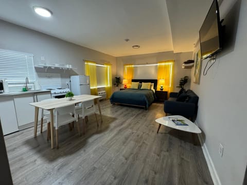 Bed, TV and multimedia, Kitchen or kitchenette, Photo of the whole room, Seating area, Dining area