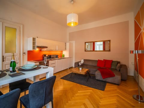 Coffee/tea facilities, Kitchen or kitchenette, Living room, Seating area, Dining area, microwave, stove