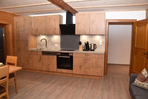 Coffee/tea facilities, Kitchen or kitchenette, Dining area, dishwasher, oven, stove