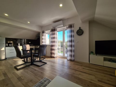 TV and multimedia, Kitchen or kitchenette, Dining area