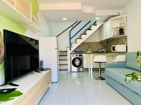 TV and multimedia, Living room, Seating area, stove, washing machine