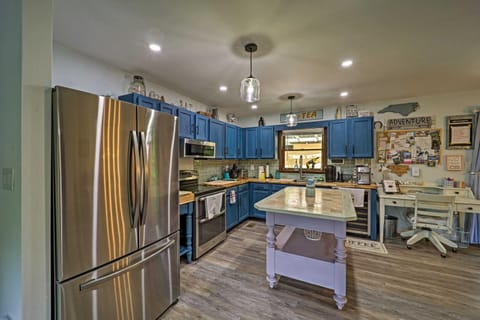 Updated Escape with Hot Tub 2 Mi to Sugar Mountain! House in Sugar Mountain