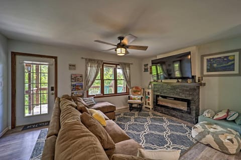 Updated Escape with Hot Tub 2 Mi to Sugar Mountain! House in Sugar Mountain