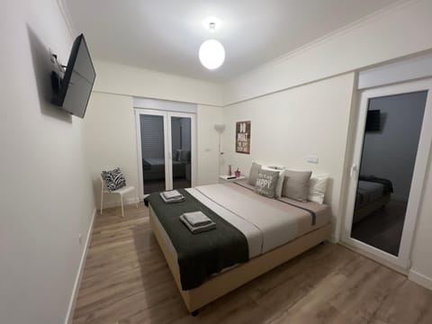 Bed, TV and multimedia, Bedroom