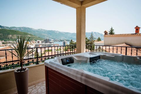 Day, Natural landscape, Hot Tub, Mountain view, Pool view